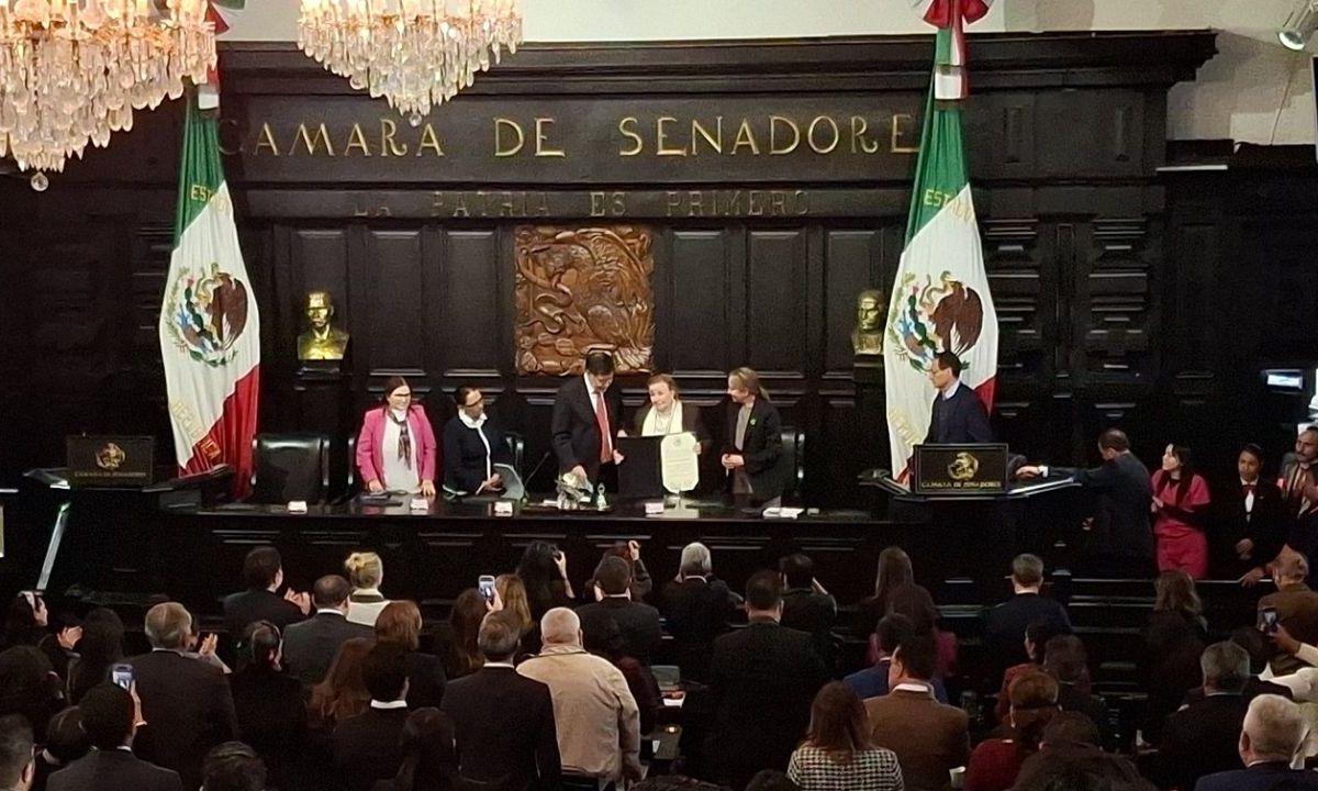 Ninfa Deándar recibe la Medalla "Belisario Domínguez"