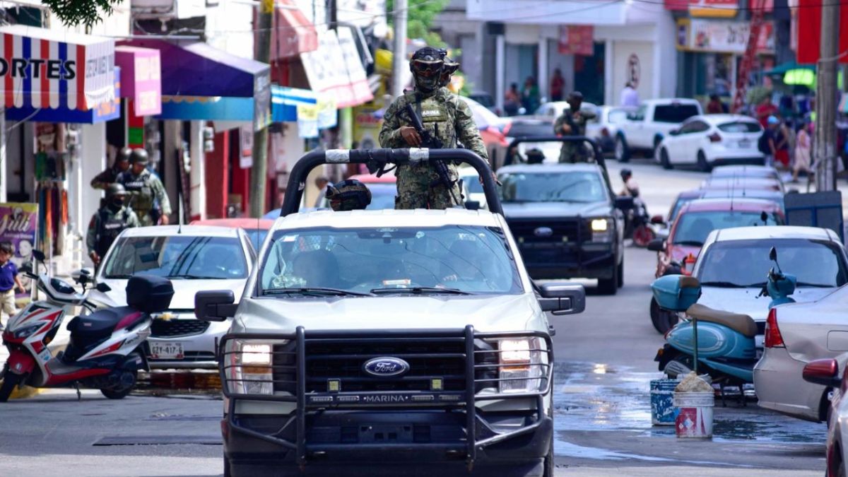 Dos cuerpos y tres cabezas humanas fueron localizadas dentro de una camioneta en la entrada de La Venta, Acapulco.