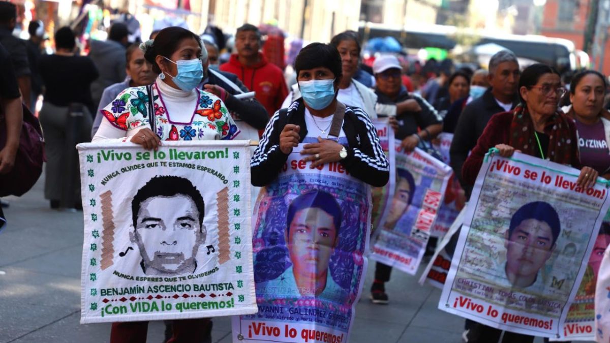 Padres de los 43 normalistas de Ayotzinapa previo a reunión con Claudia Sheinbaum