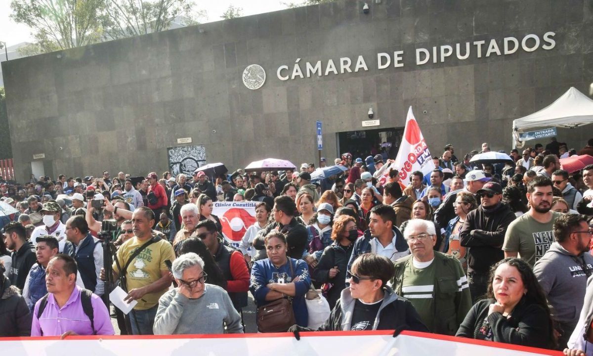 Protesta al exterior de la Cámara de Diputados