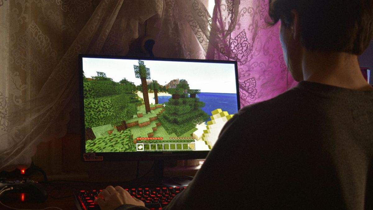 usuario de minecraift jugando frente a su computadora.