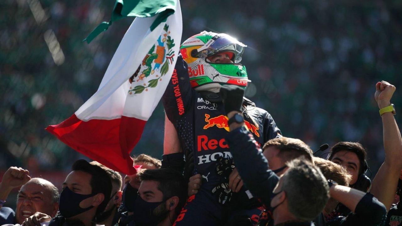 Checo Pérez festejando su llegada al podio en el Gran Premio de México 2021