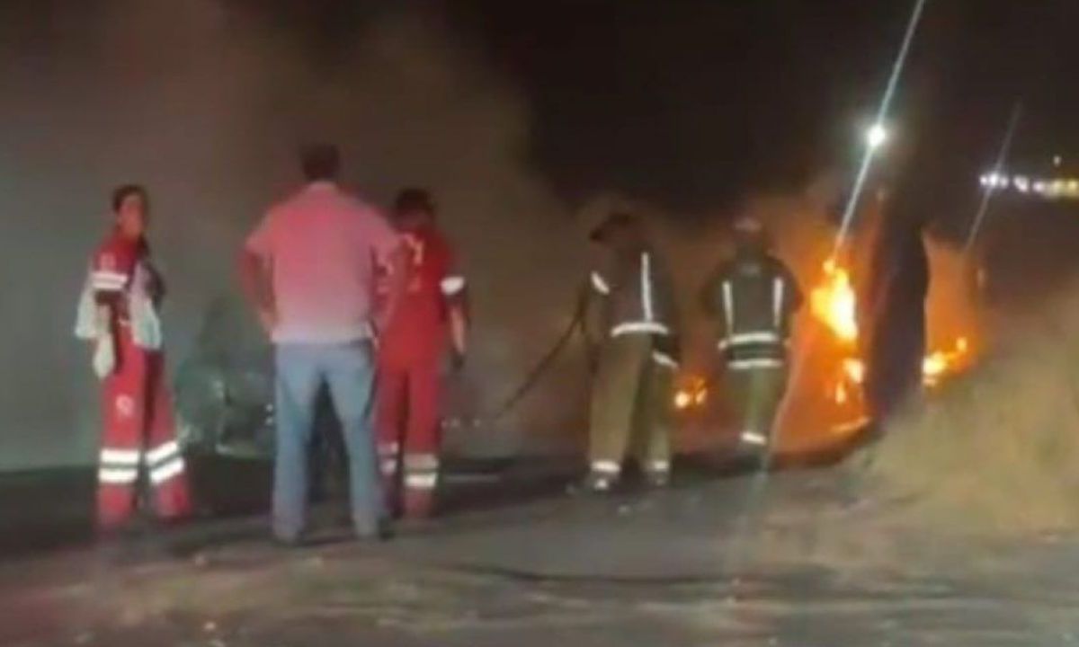 Por lo menos tres puntos de la zona de los Altos de Jalisco reportan bloqueos con autos incendiados por operativo de la Defensa.