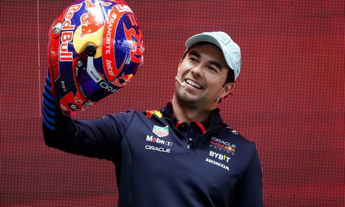 Sergio Pérez continuará con la escudería de Red Bull para 2025.