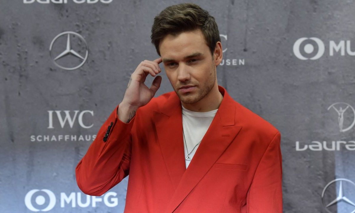 El cantante Liam Payne posando en alfombra en febrero de 2020.