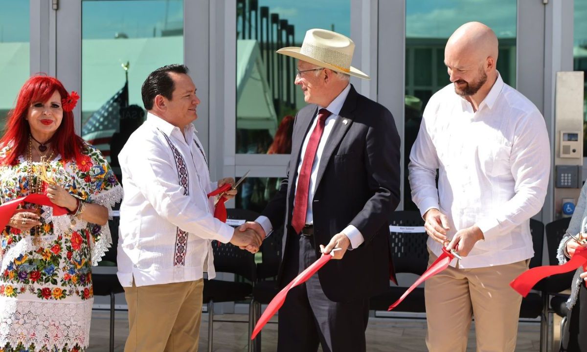 Layda Sansores, Joaquín Díaz Mena y Ken Salazar