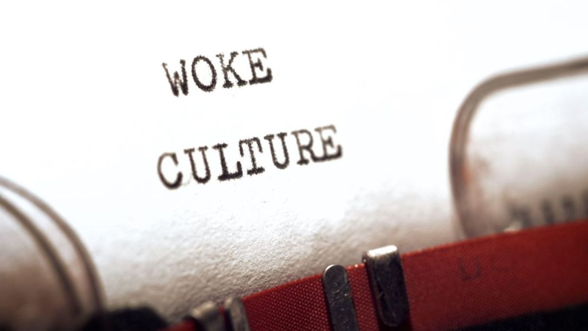 El lenguaje "woke" también incluye una serie de términos y expresiones que se utilizan para describir y criticar las actitudes y comportamientos que perpetúan la opresión