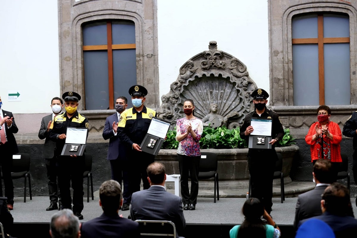 policías condecorados