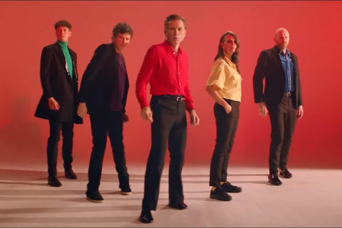 Foto: captura | Franz Ferdinand comparte sus mejores pasos en el nuevo videoclip de "Curious".