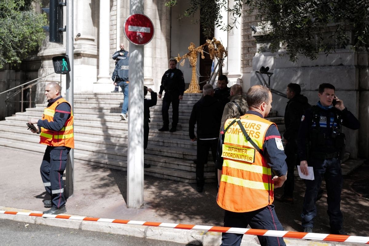 Foto:AFP|Hombre es detenido tras acuchillar a un párroco y a una monja