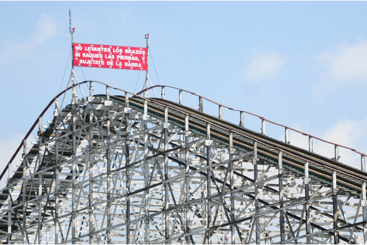 Estructura de la antigua montaña rusa en la Feria de Chapultepec.