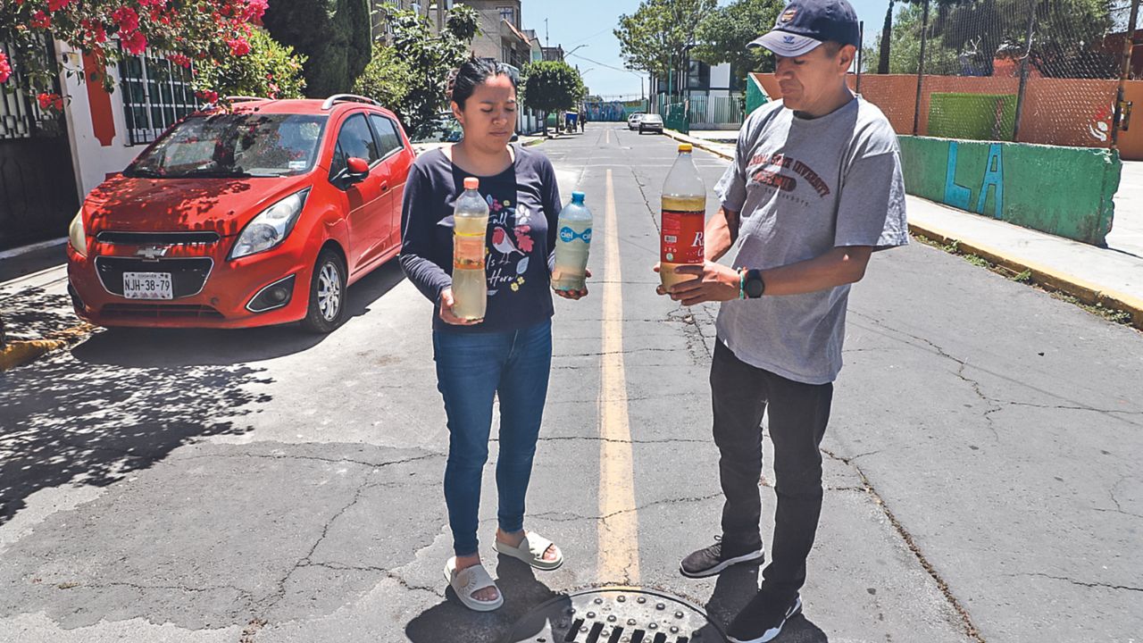 Vigilancia. Personal de Pemex, Sedena y Guardia Nacional recorren la colonia Cuchillo del Tesoro para verificar la situación que prevalece en el drenaje.