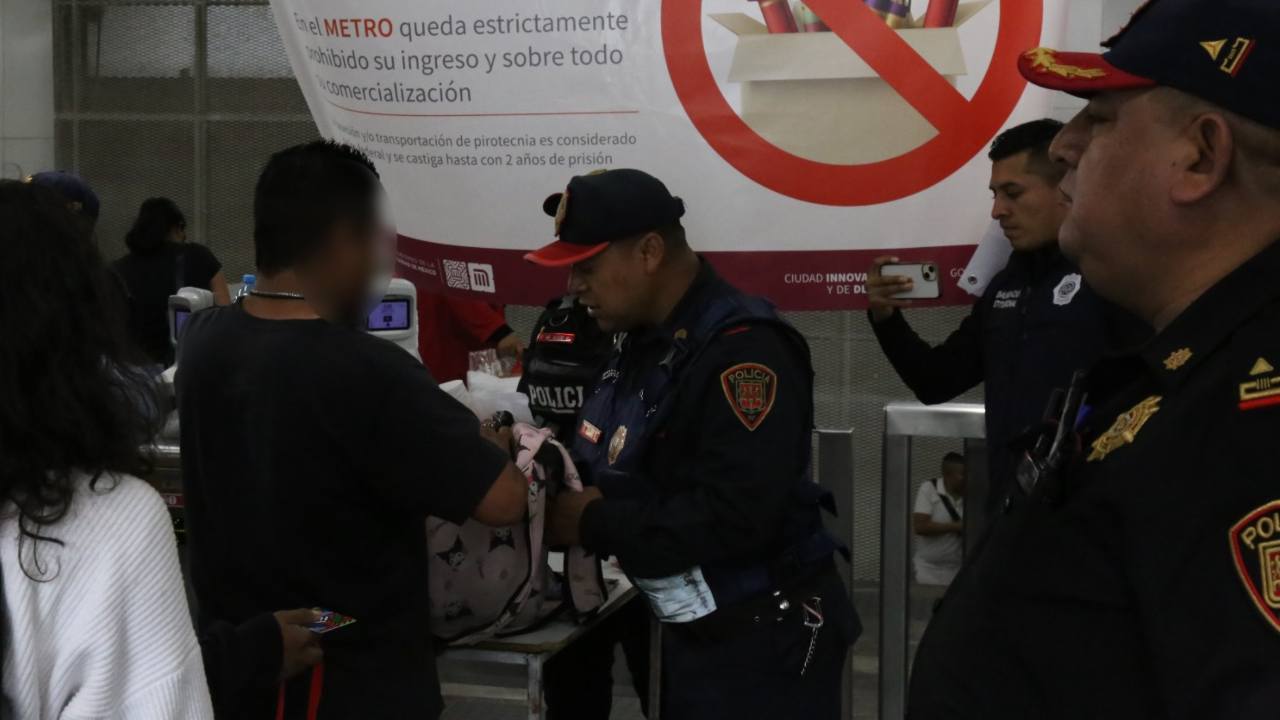 Autoridades de la CDMX decomisan una tonelada de pirotecnia en Metro de CDMX.