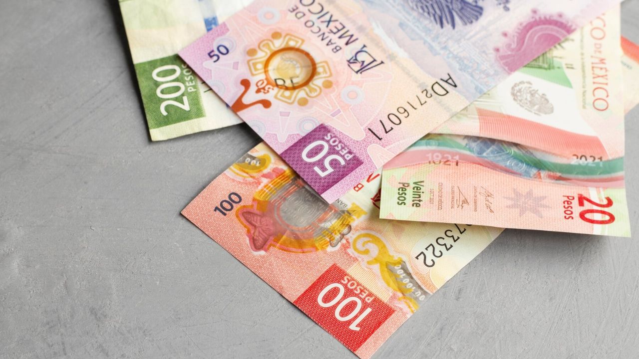 Billetes de pesos mexicanos que reciben beneficiarios de la Pensión Issste