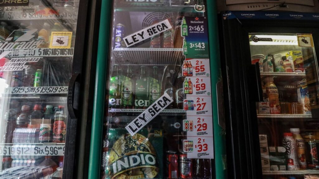 Refrigeradores de bebidas alcohólicas con letrero de "Ley Seca".