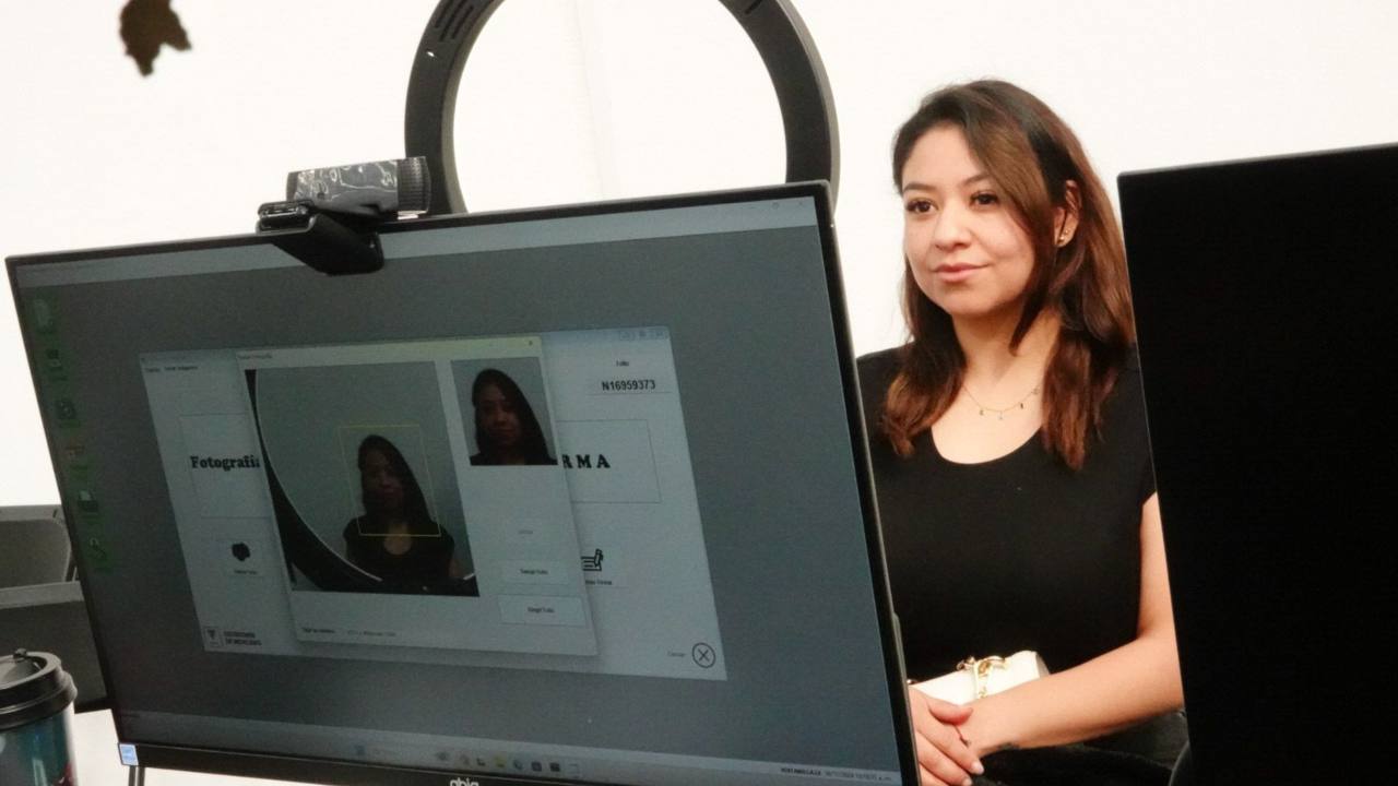 A una ciudadana le toman una foto para su licencia de conducir permanente.