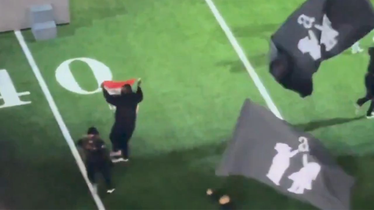 Así detuvieron al hombre con bandera de Palestina en el show de Kendrick Lamar.