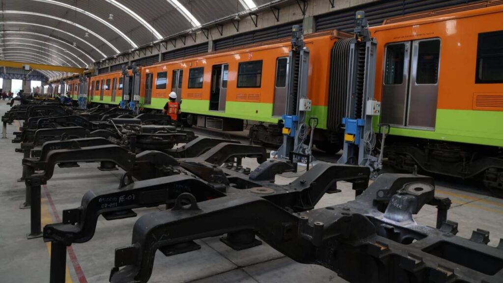 Autoridades del Gobierno de la CDMX durante la presentación de la modernización de talleres de Metro La Paz.