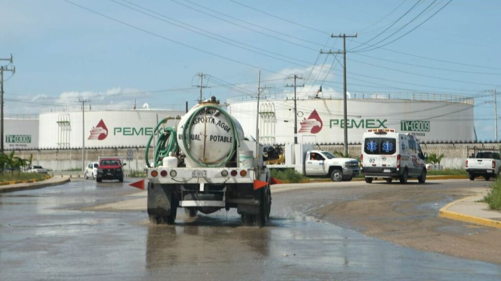 Pipa llega a una de las instalaciones de Pemex.