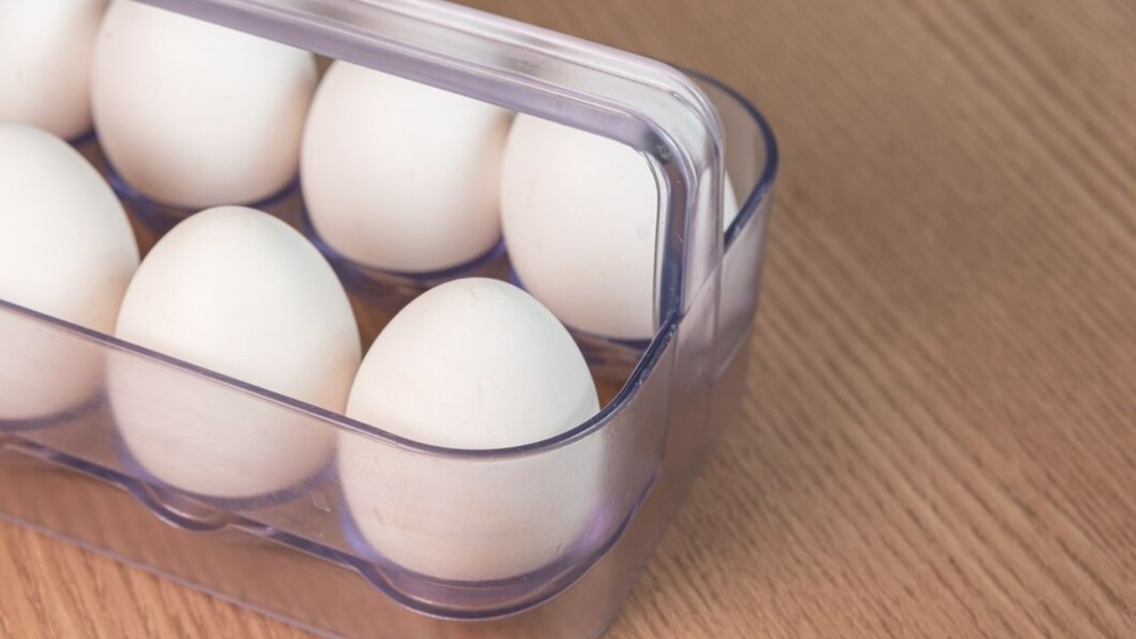 El huevo es uno de los alimentos que por cuestiones de higiene es preferible no meter al refrigerador. 