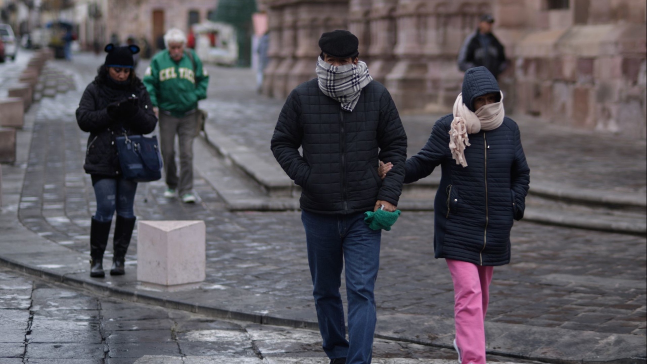 Ambiente frío durante la mañana y noche, con heladas, sobre entidades de la Mesa del Norte y la Mesa central