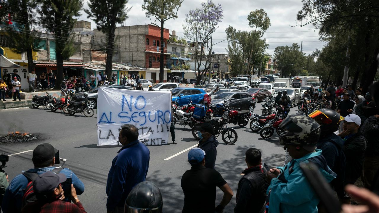 Guatemaltecos se manifiestan en rechazo al seguro obligatorio para todos los vehículos motorizados debido a los frecuentes accidentes de tránsito.