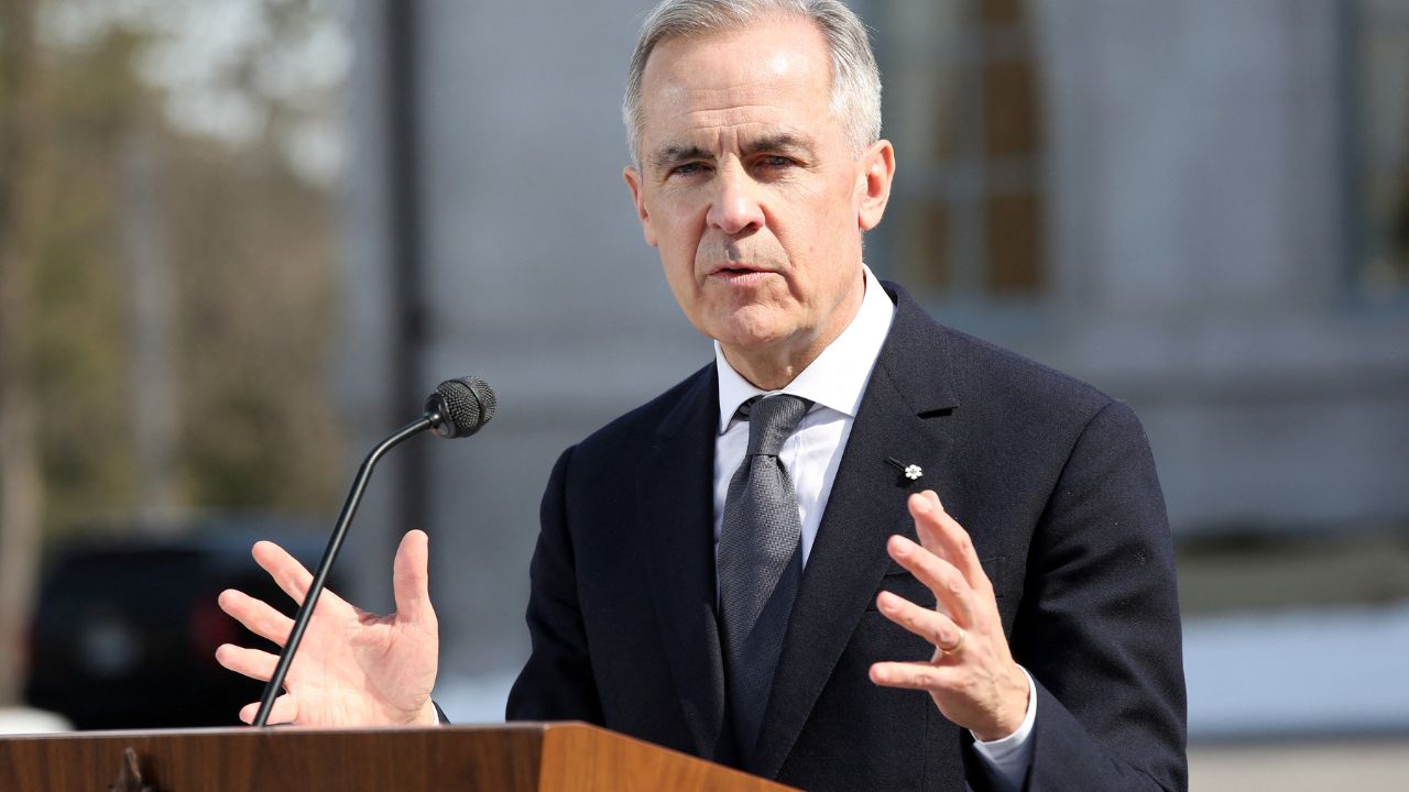 El primer ministro de Canadá, Mark Carney, llega a una conferencia de prensa en el Rideau Hall 