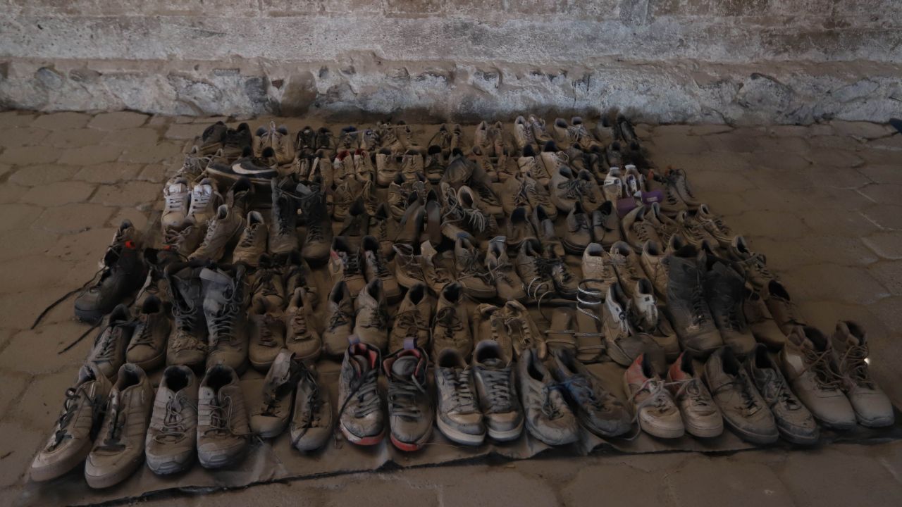 La Fiscalía del Estado de Jalisco difundió unas imágenes de las prendas y zapatos que han sido localizados en el crematorio clandestino, ubicado dentro del rancho Izaguirre Ranch