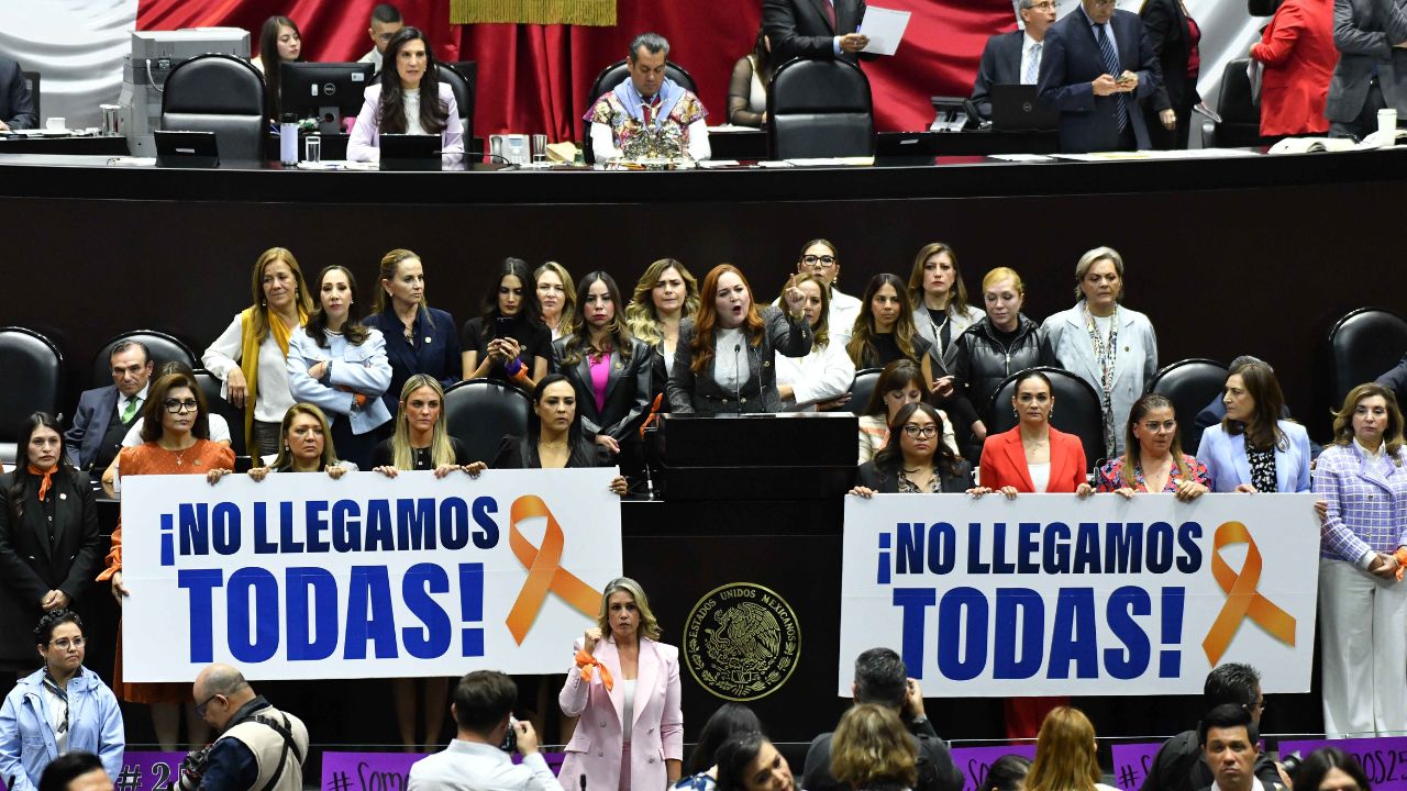  Annia Sarahí Gómez, diputada del PAN, junto a sus compañeras de bancada, durante la sesión ordinaria de la Cámara de Diputados, se manifestó a favor del desafuero de Cuauhtémoc Blanco,