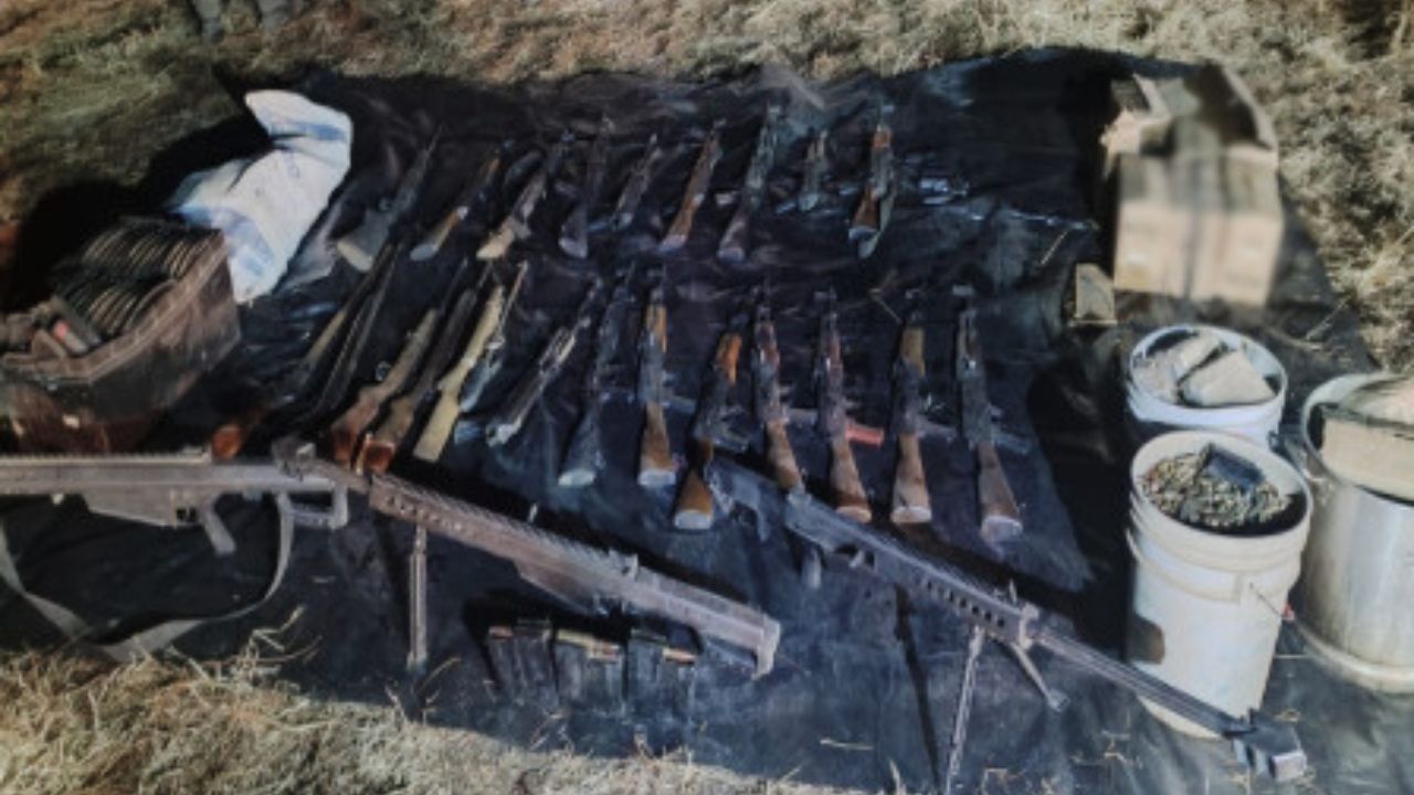 Aseguran 167 cartuchos, un arma corta, un cargador, 182 dosis de metanfetamina, 34 dosis de marihuana, 2 dosis de heroína, dinero en efectivo y dos vehículos