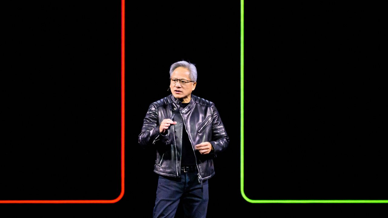Jensen Huang, presenta nuevos productos durante una sesión inaugural en el SAP Center de San José, California