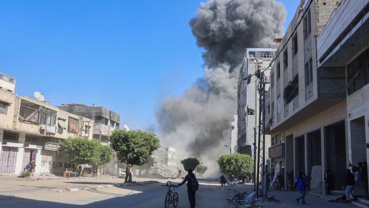 Líderes internacionales, como el Papa Francisco y la UE, condenaron la reanudación de los ataques en la Franja de Gaza