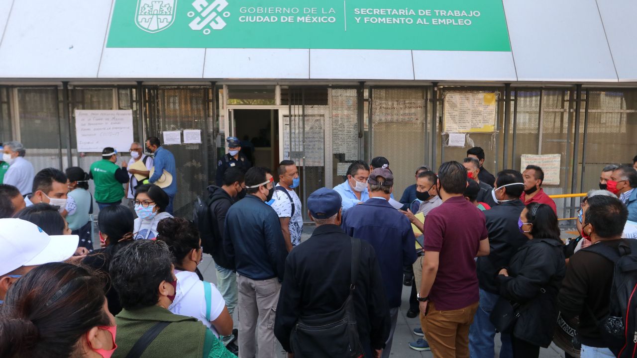 Capitalinos antes asisten a la Secretaría de Trabajo y Fomento al Empleo a entregar solicitudes para ser beneficiarios del programa Seguro Desempleo; ahora el trámite es digital 