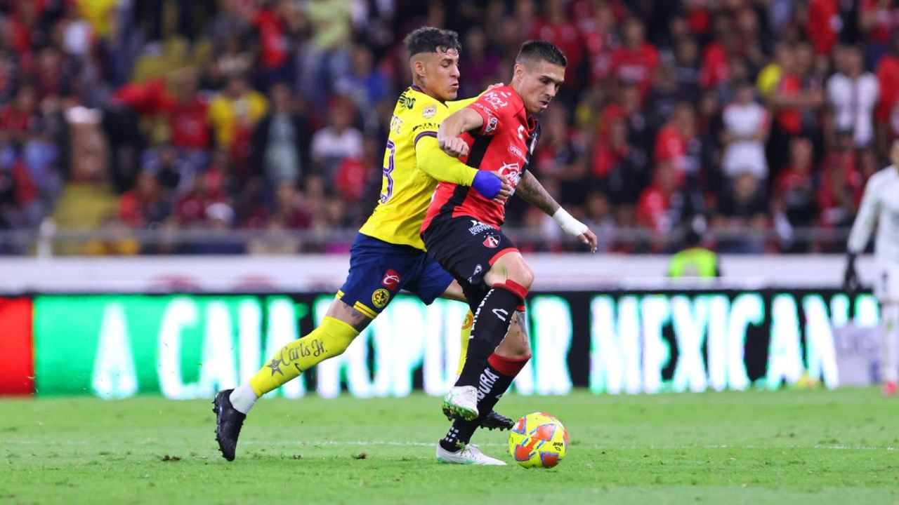América consigue convertirse en líder del torneo tras vencer a los Zorros del Atlas como visitantes en el Estadio Jalisco.