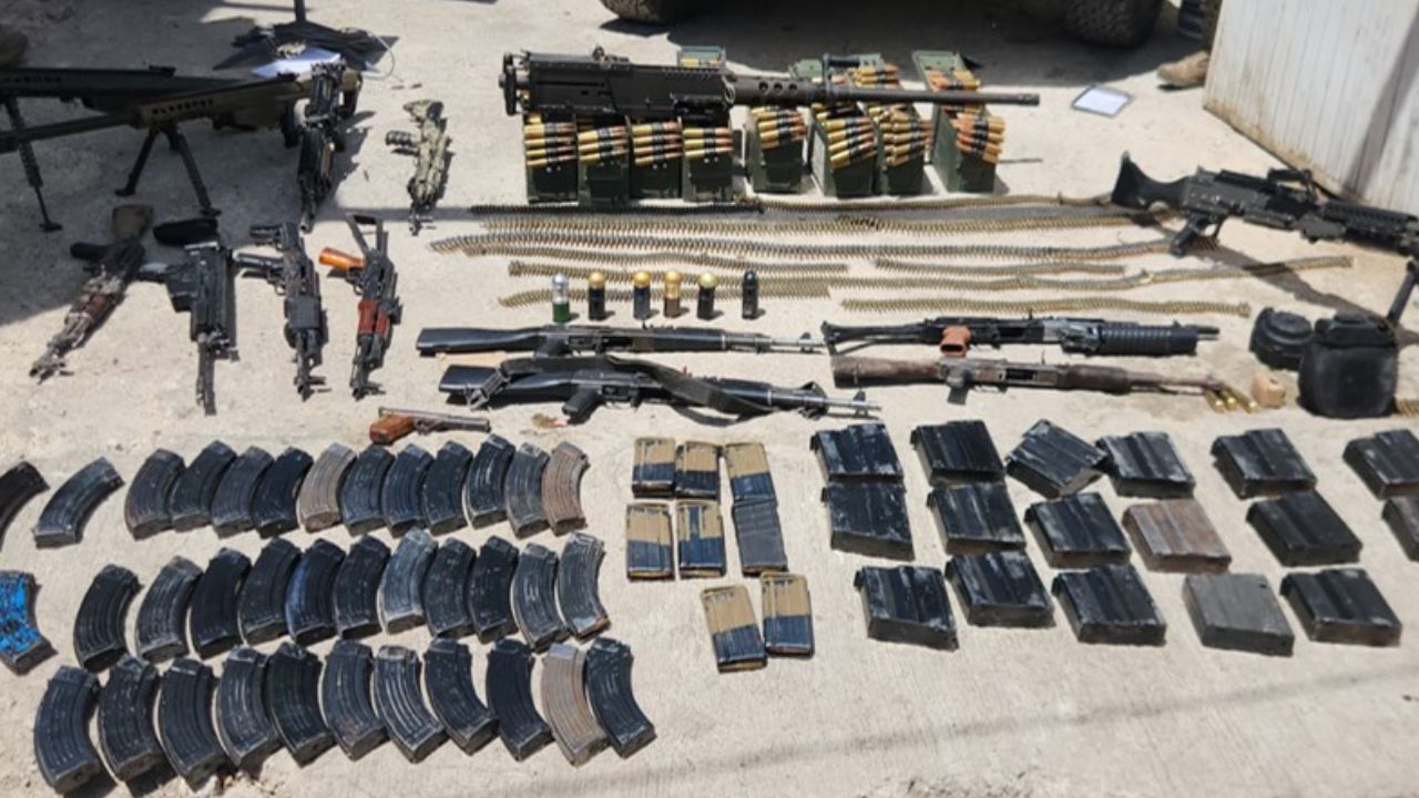 Fuerzas Federales aseguraron en Jalisco un arsenal que incluía 2 lanzacohetes, 2 bazucas, 5 ametralladoras y 5 fusiles Barret.