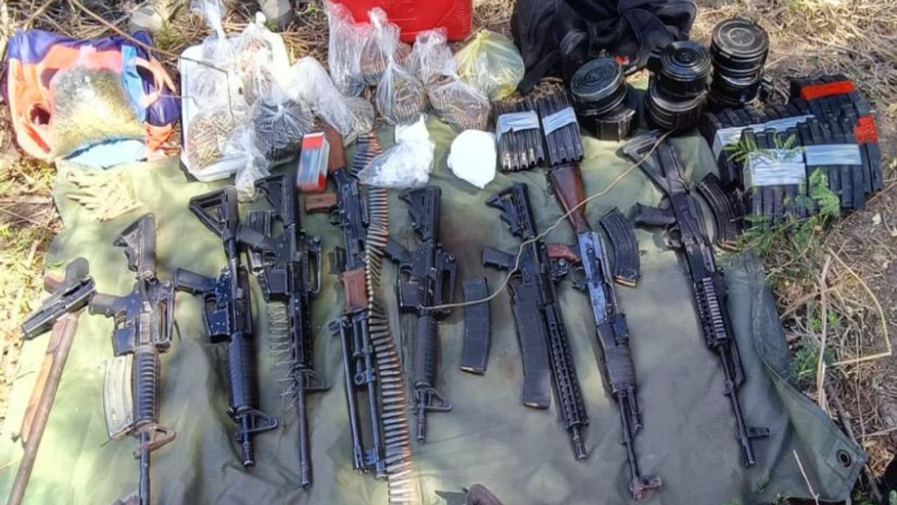 En Sinaloa aseguran arsenales, artefactos explosivos y un fusil bañado en oro