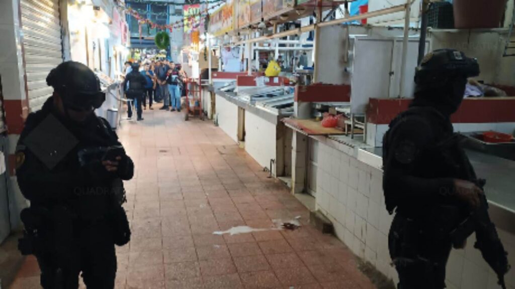 Elementos de la Fiscalía de Guerrero acordonaron la zona del ataque.