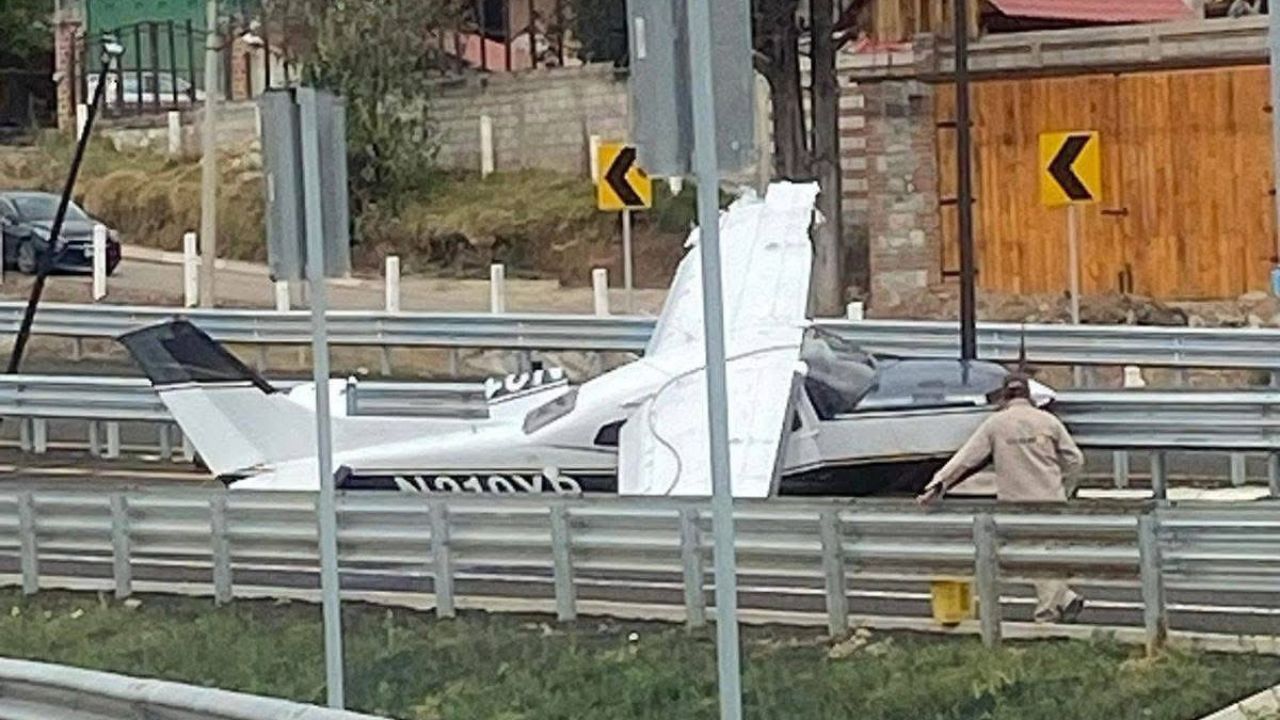 avioneta aterriza sobre carretera