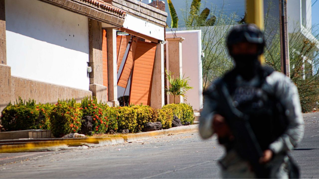 La violencia se volvió a desatar en Culiacán, con balaceras que cobraron la vida de una adolescente de 12 años de edad.