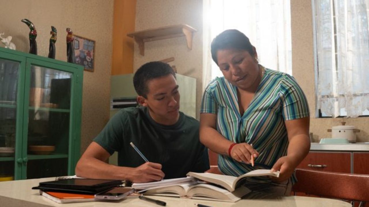 Descubre todos los detalles de la beca Chavos que Inspiran que ofrece el banco BBVA para estudiantes de secundaria en México.