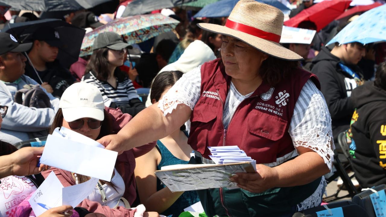 La jefa de Gobierno, Clara Brugada, encabezó la dispersión de 25 mil becas de transporte para universitarios capitalinos.