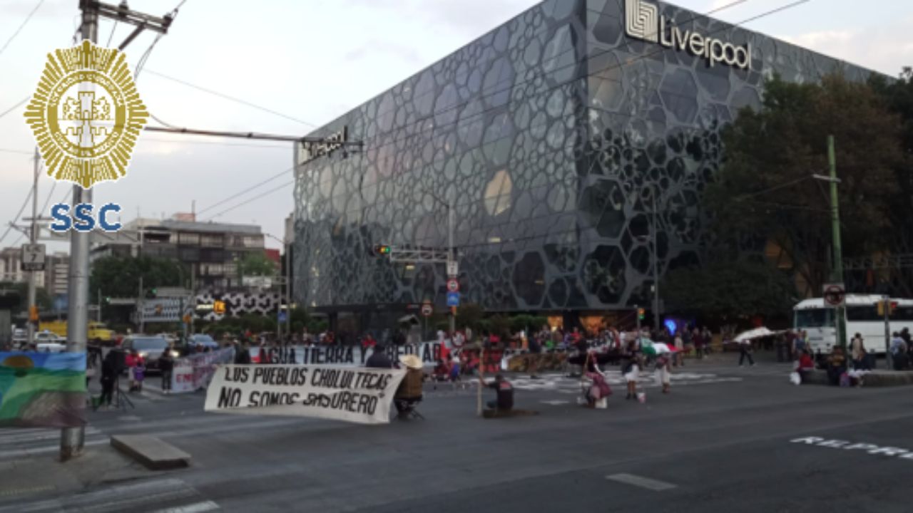 Por más de cuatro horas, el bloqueo de un grupo de manifestantes colapsó la circulación sobre avenida Insurgentes Sur, en ambos sentidos. 