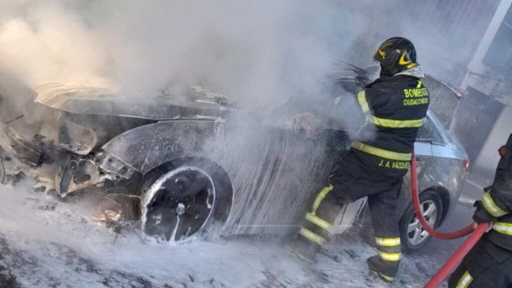  Los bomberos extinguieron el incendio de un vehículo, en la colonia Álamos.