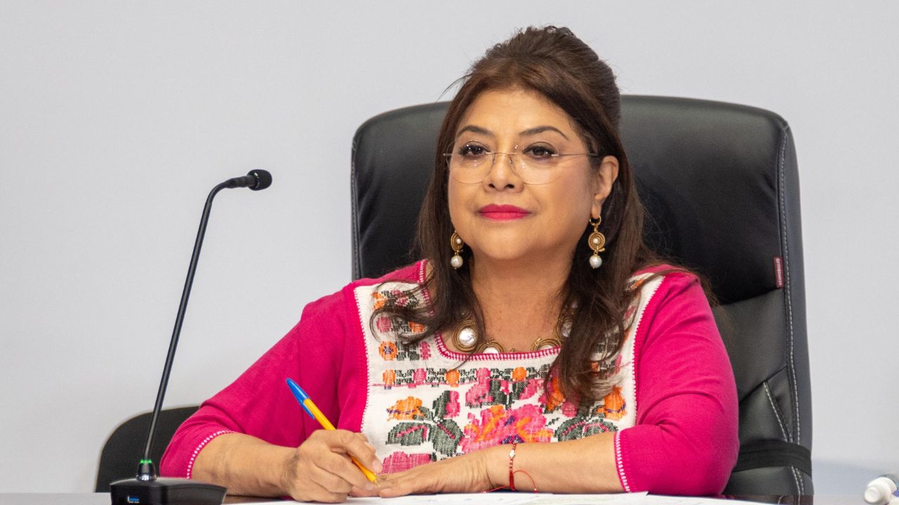 Clara Brugada firmó el decreto que estipula la prohibición de las corridas de toros con violencia.