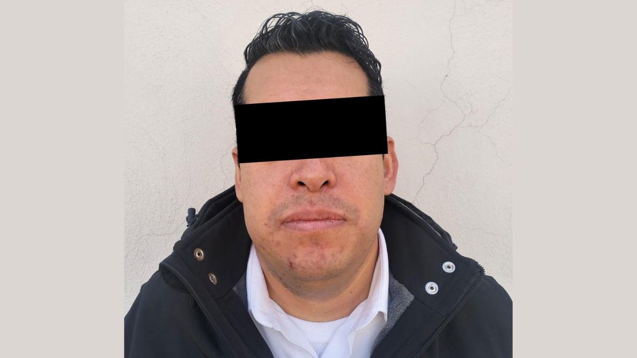 Autoridades detuvieron al subdirector de la policía de Chicoloapan, Oscar Daniel "N", acusado por el delito de delincuencia organizada.