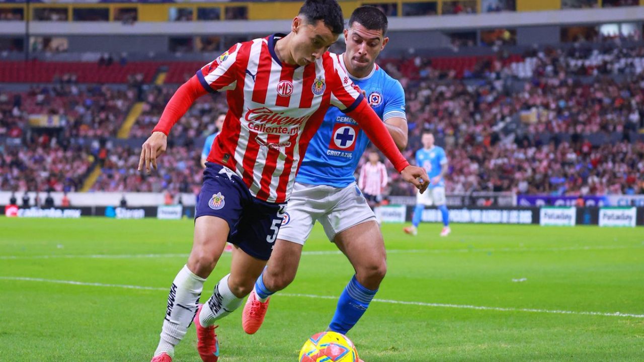 Cruz Azul con apenas un gol de ventaja le ganó a las Chivas de Guadalajara, en medio de la polémica por el cambio de sede al Jalisco.