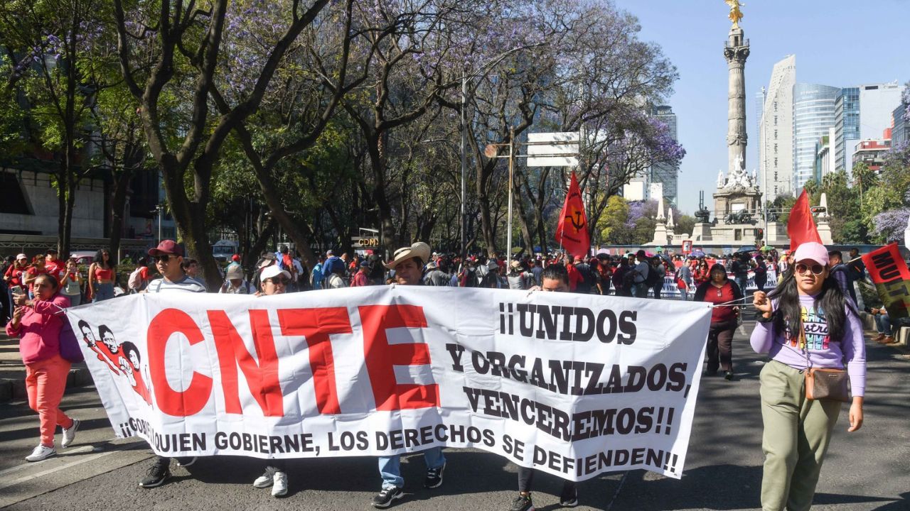 La CNTE exigió la abrogación de la ley del ISSSTE 2007 y dejaron claro que es su principal demanda durante de concentración en el congreso.