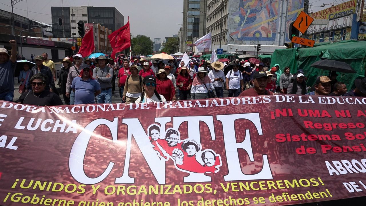 La CNTE levantó el plantón que mantuvo tres días en el Zócalo, pero amenazaron con un paro indefinido si el Gobierno no atiende sus demandas