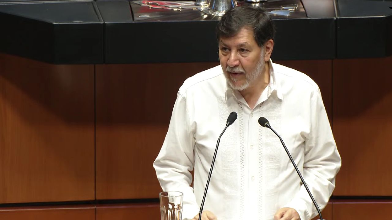 El morenista Gerardo Fernández Noroña proyectó en el Senado un video de sí mismo.