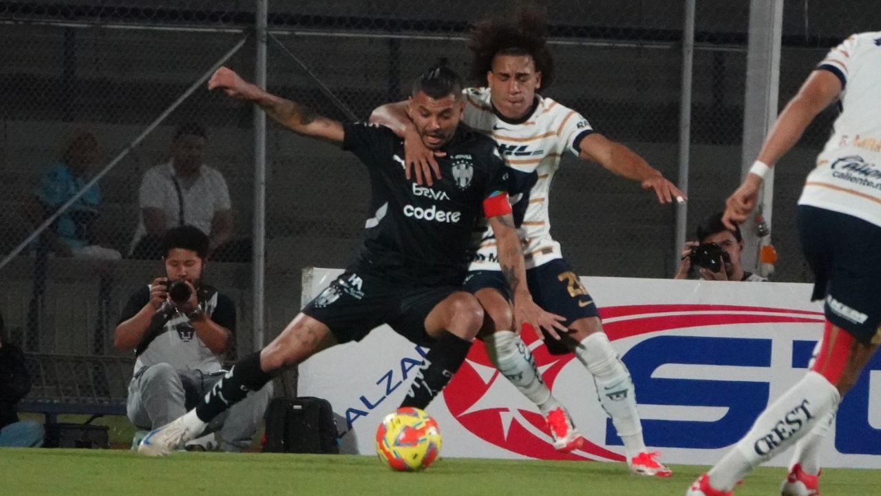 El duelo entre los Pumas y Rayados de Monterrey dio de qué hablar pero no por el nivel futbolístico sino por el arbitraje polémico.